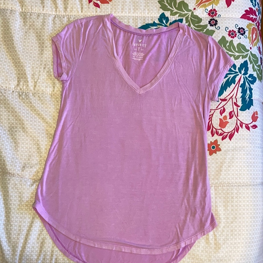 American Eagle Outfitters (AEO) Orchid Favorite V Neck Tee Size XS